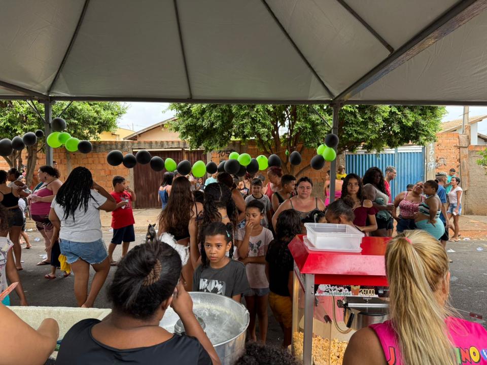 Foto 2 de 11 — A força do Bem: crianças do Valle Verde ganham festa e presentes em ação solidária entre amigos